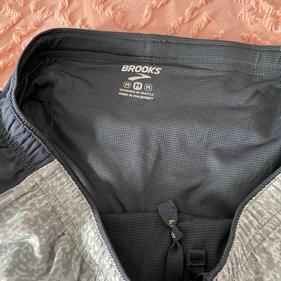 Mens Brooks run shorts - Picture 3 of 5